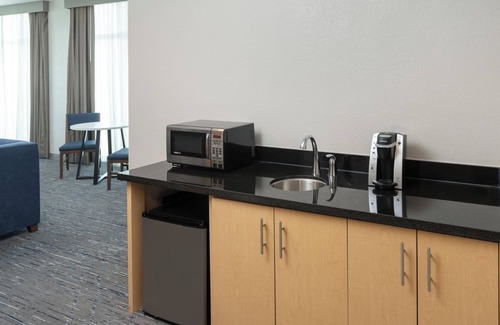 Ludlam Hotel | Holiday Inn Express Miami Airport Blue Lagoon Area by IHG