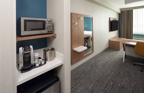 Ludlam Hotel | Holiday Inn Express Miami Airport Blue Lagoon Area by IHG