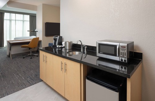 Ludlam Hotel | Holiday Inn Express Miami Airport Blue Lagoon Area by IHG