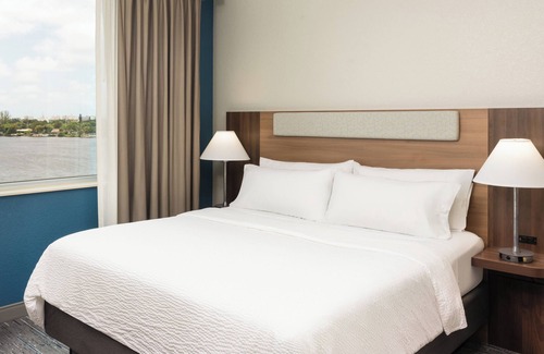Ludlam Hotel | Holiday Inn Express Miami Airport Blue Lagoon Area by IHG