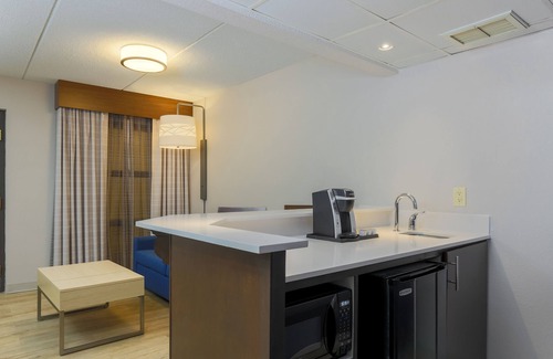 Wauwatosa Hotel | Holiday Inn Express Milwaukee-West Medical Center by IHG
