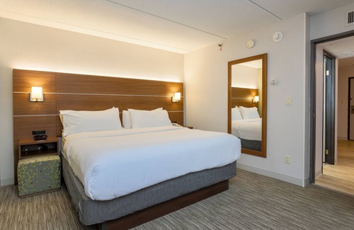 Wauwatosa Hotel | Holiday Inn Express Milwaukee-West Medical Center by IHG