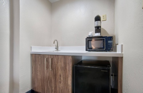 College Park Hotel | Holiday Inn Express Mobile I-65 by IHG
