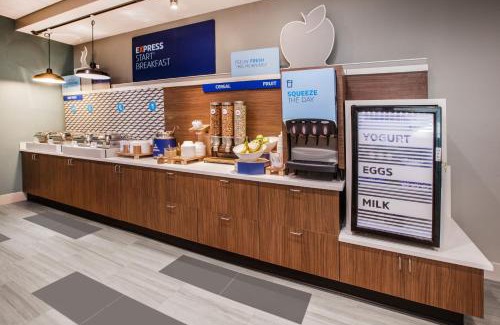 Myrtle Beach Resort | Holiday Inn Express Myrtle Beach-Broadway at the Beach by IHG