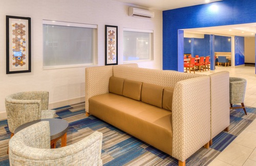 Newberg Hotel | Holiday Inn Express Newberg - Wine Country by IHG