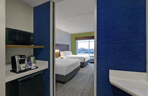 Collingwood Hotel | Holiday Inn Express & Suites Collingwood by IHG