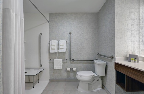 Collingwood Hotel | Holiday Inn Express & Suites Collingwood by IHG