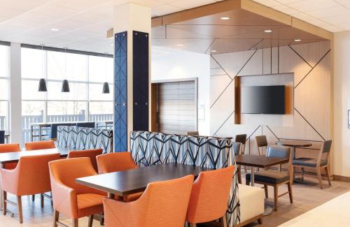 Clarksville Hotel | Holiday Inn Express & Suites Clarksville North by IHG