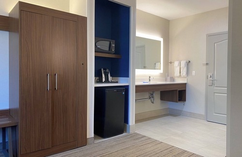 North Whisman Hotel | Holiday Inn Express & Suites Mountain View Silicon Valley by IHG