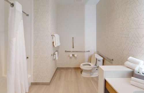 Schaumburg Hotel | Holiday Inn Express & Suites Chicago Schaumburg by IHG