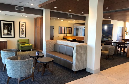 Springfield Hotel | Holiday Inn Express & Suites Springfield North by IHG