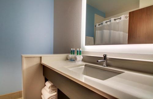 Mount Pleasant Hotel | Holiday Inn Express & Suites Charleston NE Mt Pleasant US17 by IHG