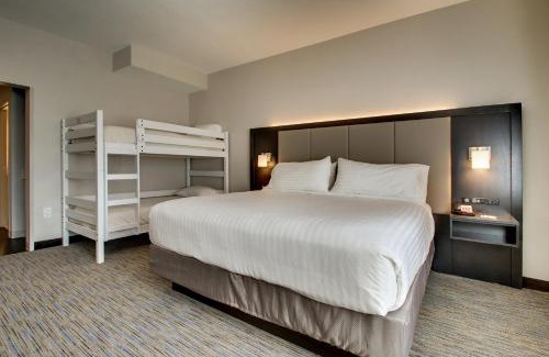 Mount Pleasant Hotel | Holiday Inn Express & Suites Charleston NE Mt Pleasant US17 by IHG