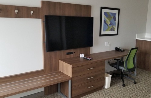 Lake Forest Hotel | Holiday Inn Express & Suites Lake Forest by IHG