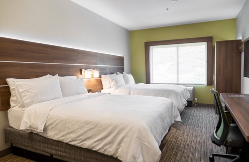 Lake Forest Hotel | Holiday Inn Express & Suites Lake Forest by IHG