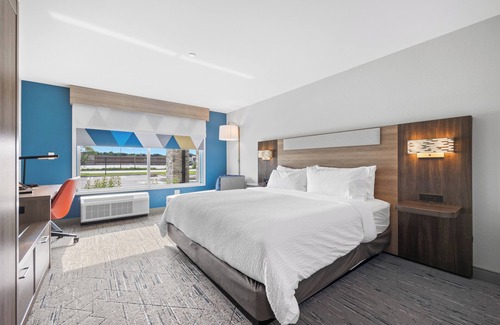 Marinette Hotel | Holiday Inn Express & Suites Marinette by IHG