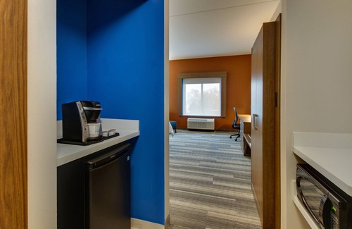 Metrocenter - North Rhodes Park Hotel | Holiday Inn Express & Suites Nashville Metrocenter Downtown by IHG
