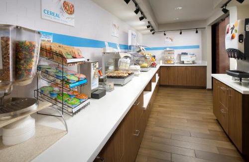 Downtown San Antonio Hotel | Holiday Inn Express & Suites San Antonio - Downtown Market Area by IHG