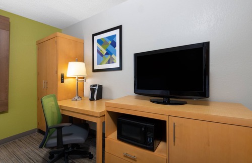 Wheat Ridge Hotel | Holiday Inn Express & Suites Wheat Ridge-Denver West by IHG