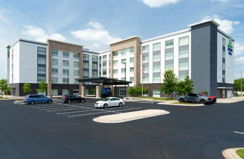 East Bloomington Hotel | Holiday Inn Express & Suites - Mall of America - MSP Airport by IHG