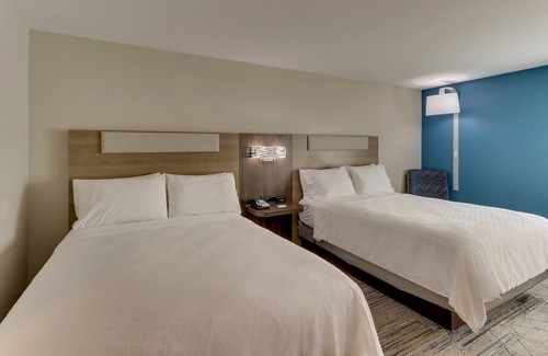 Columbus Hotel | Holiday Inn Express & Suites Columbus North by IHG