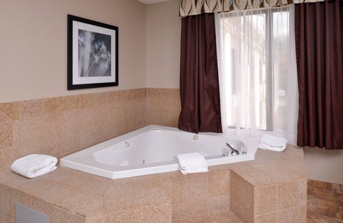 North Lima Hotel | Holiday Inn Express & Suites North Lima by IHG
