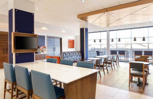 Oak Park Hotel | Holiday Inn Express & Suites Chicago West - Oak Park by IHG