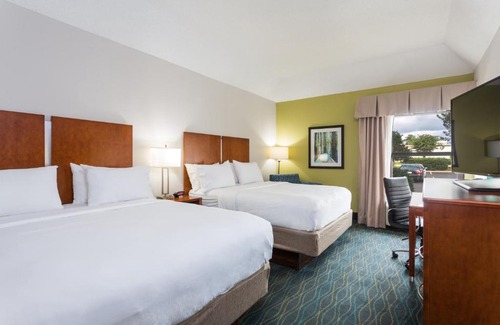 Wilmington Hotel | Holiday Inn Express & Suites Wilmington-University Center by IHG