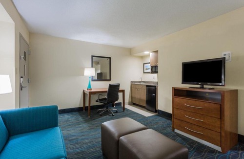 Wilmington Hotel | Holiday Inn Express & Suites Wilmington-University Center by IHG