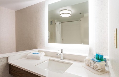 Wilmington Hotel | Holiday Inn Express & Suites Wilmington-University Center by IHG