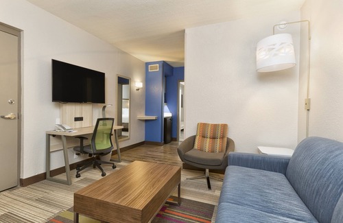 Kissimmee Hotel | Holiday Inn Express & Suites S Lake Buena Vista by IHG
