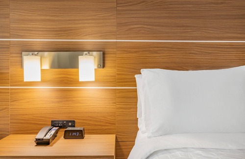 Downtown Lincoln Hotel | Holiday Inn Express & Suites Lincoln Downtown by IHG