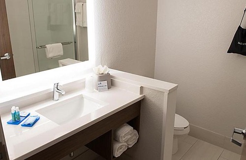 Dayton Hotel | Holiday Inn Express & Suites Dayton North - Vandalia by IHG