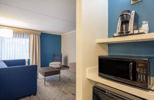 Greensboro Hotel | Holiday Inn Express & Suites Greensboro-(I-40 Wendover) by IHG