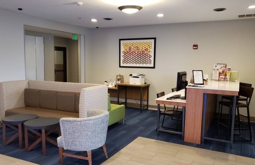 Highlands Hotel | Holiday Inn Express & Suites Lincoln Airport by IHG