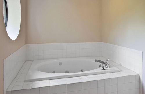Milford Hotel | Holiday Inn Express & Suites Milford by IHG