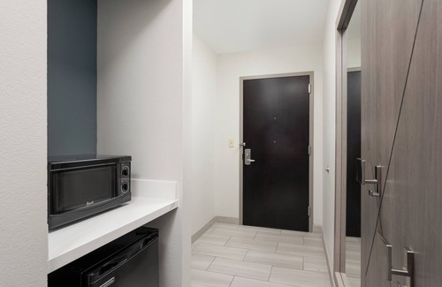 Newport Hotel | Holiday Inn Express & Suites Newport S by IHG