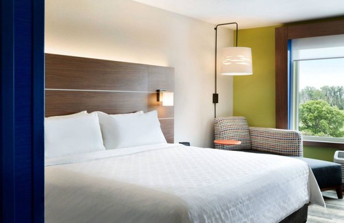 Downtown Omaha Hotel | Holiday Inn Express & Suites Omaha Downtown - Old Market by IHG