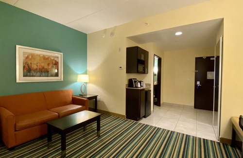 Orlando Hotel | Holiday Inn Express & Suites Orlando East - UCF Area by IHG