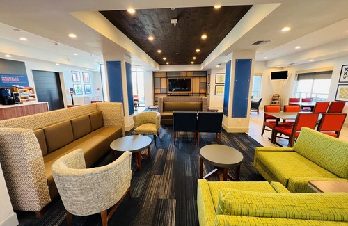 Salinas Hotel | Holiday Inn Express & Suites Salinas by IHG