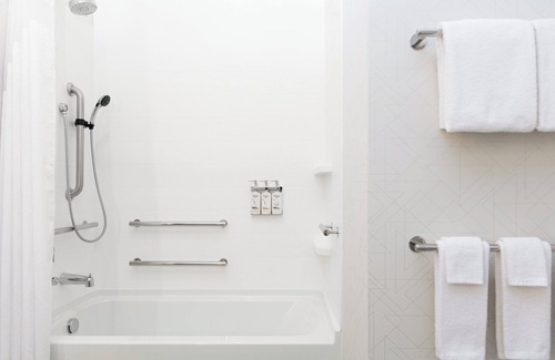 East Riverside Hotel | Holiday Inn Express & Suites Waco Downtown by IHG