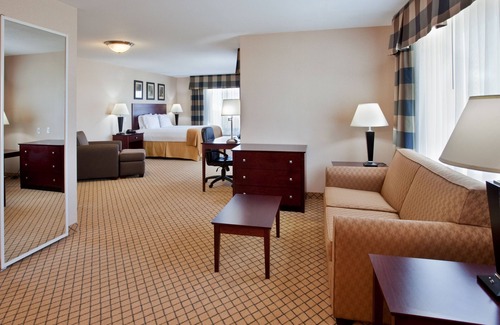 Wichita Hotel | Holiday Inn Express & Suites Wichita Airport by IHG