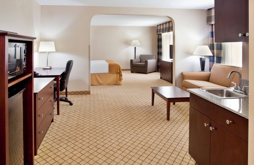 Wichita Hotel | Holiday Inn Express & Suites Wichita Airport by IHG