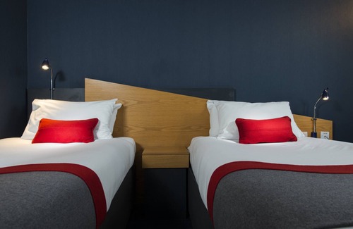 Llandarcy Hotel | Holiday Inn Express Swansea - East by IHG