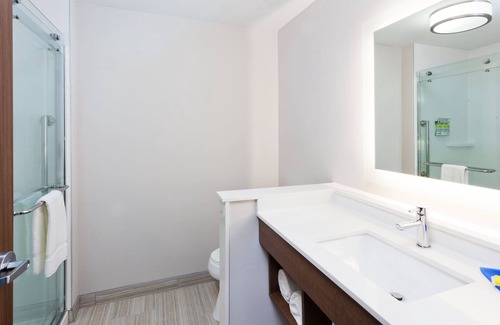 Fayetteville Hotel | Holiday Inn Express & Suites Fayetteville by IHG