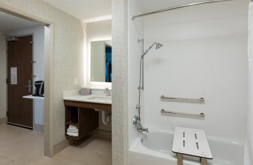 Visalia Hotel | Holiday Inn Express Visalia-Sequoia Gateway Area by IHG
