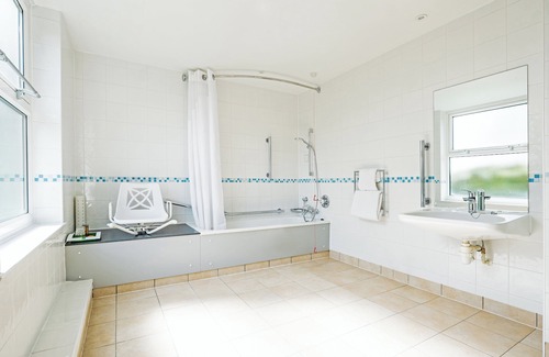 Rushmoor District Hotel | Holiday Inn Farnborough by IHG