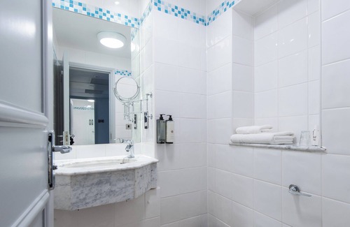 Paisley Hotel | Holiday Inn Glasgow Airport by IHG
