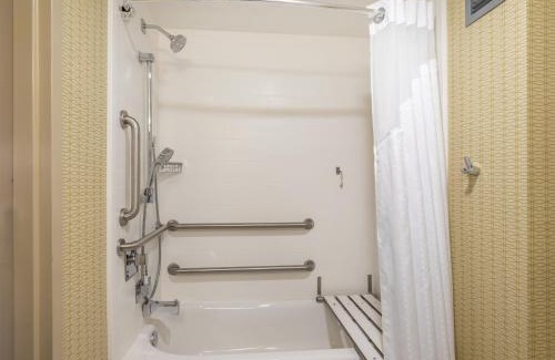 Greensboro Hotel | Holiday Inn Greensboro Coliseum by IHG