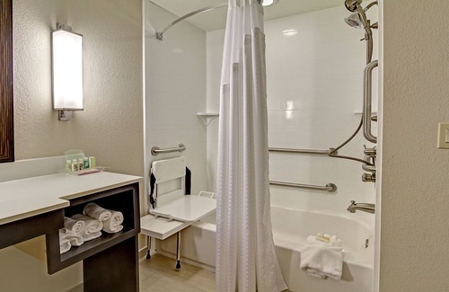 Tupelo Hotel | Holiday Inn Hotel & Suites Tupelo North by IHG